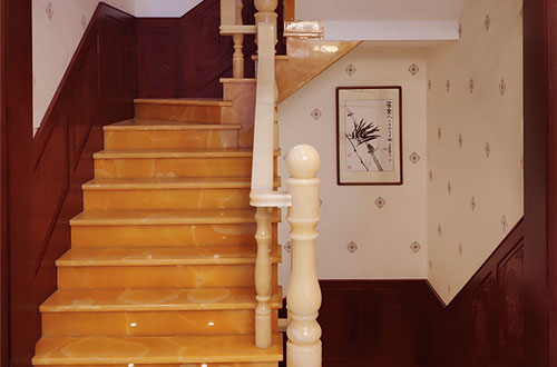 雄关区中式别墅室内汉白玉石楼梯的定制安装装饰效果