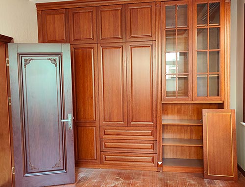 雄关区中式家庭装修里定制的实木衣柜效果图